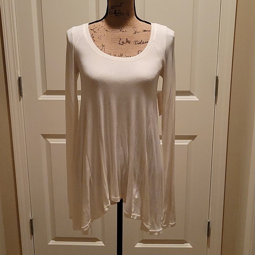 Free People NWT Woman's off white, slightly ribbed, Scoop neck tunic